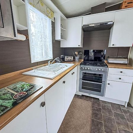 Brilliant Caravan With A Partial Sea View In Suffolk Ref 32026Az Lowestoft Buitenkant foto