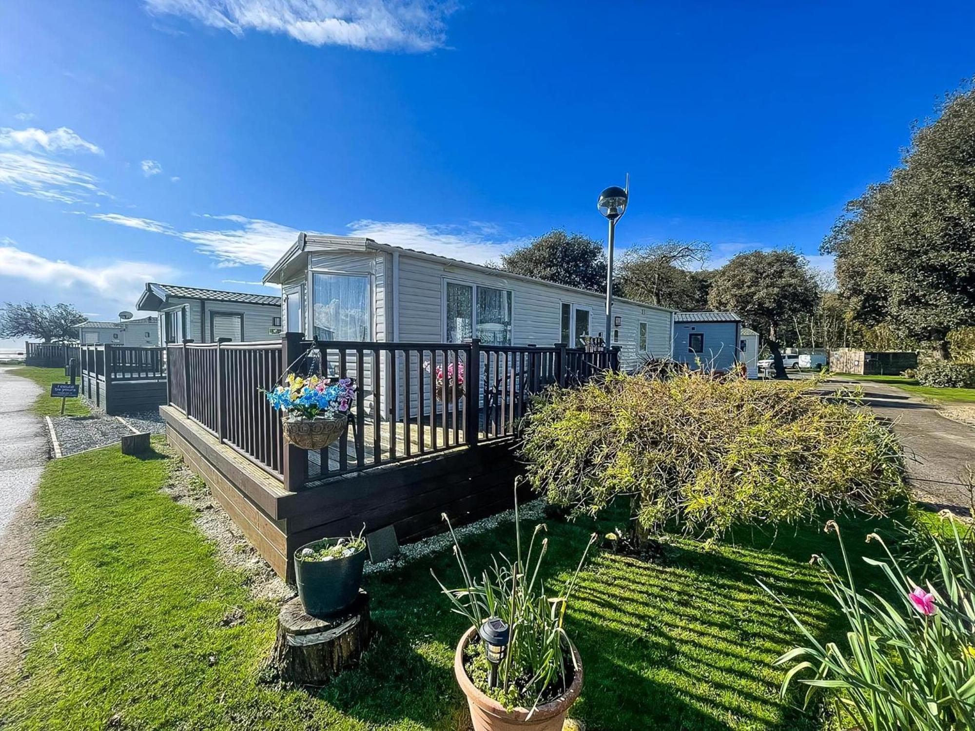 Brilliant Caravan With A Partial Sea View In Suffolk Ref 32026Az Lowestoft Buitenkant foto
