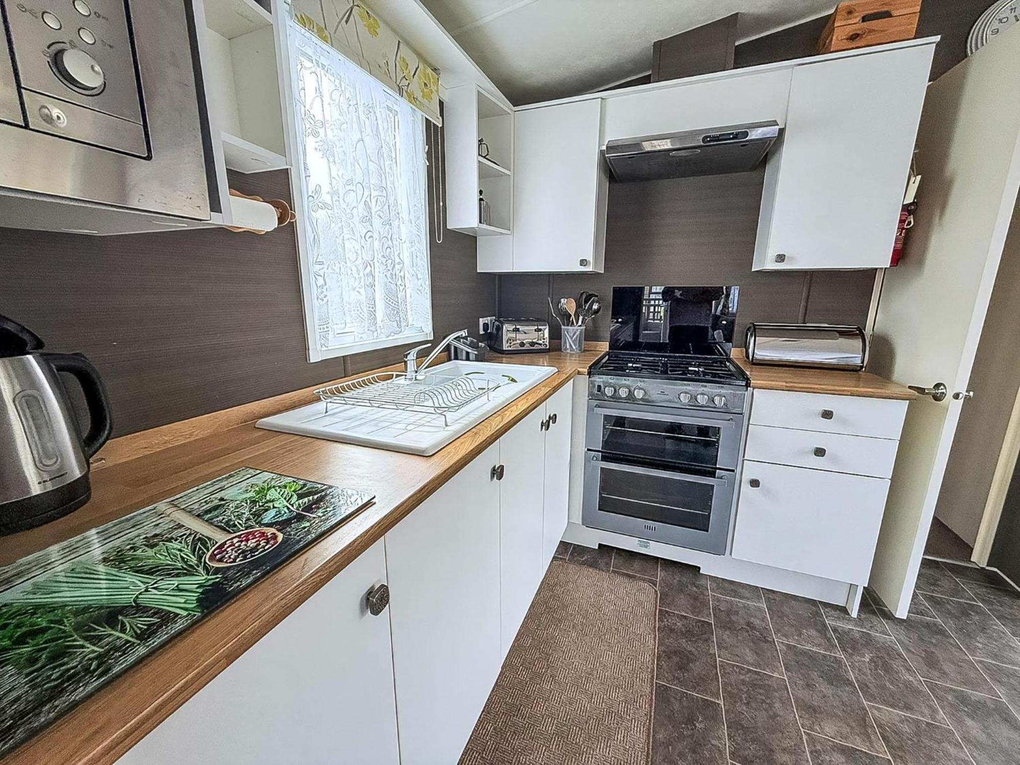 Brilliant Caravan With A Partial Sea View In Suffolk Ref 32026Az Lowestoft Buitenkant foto