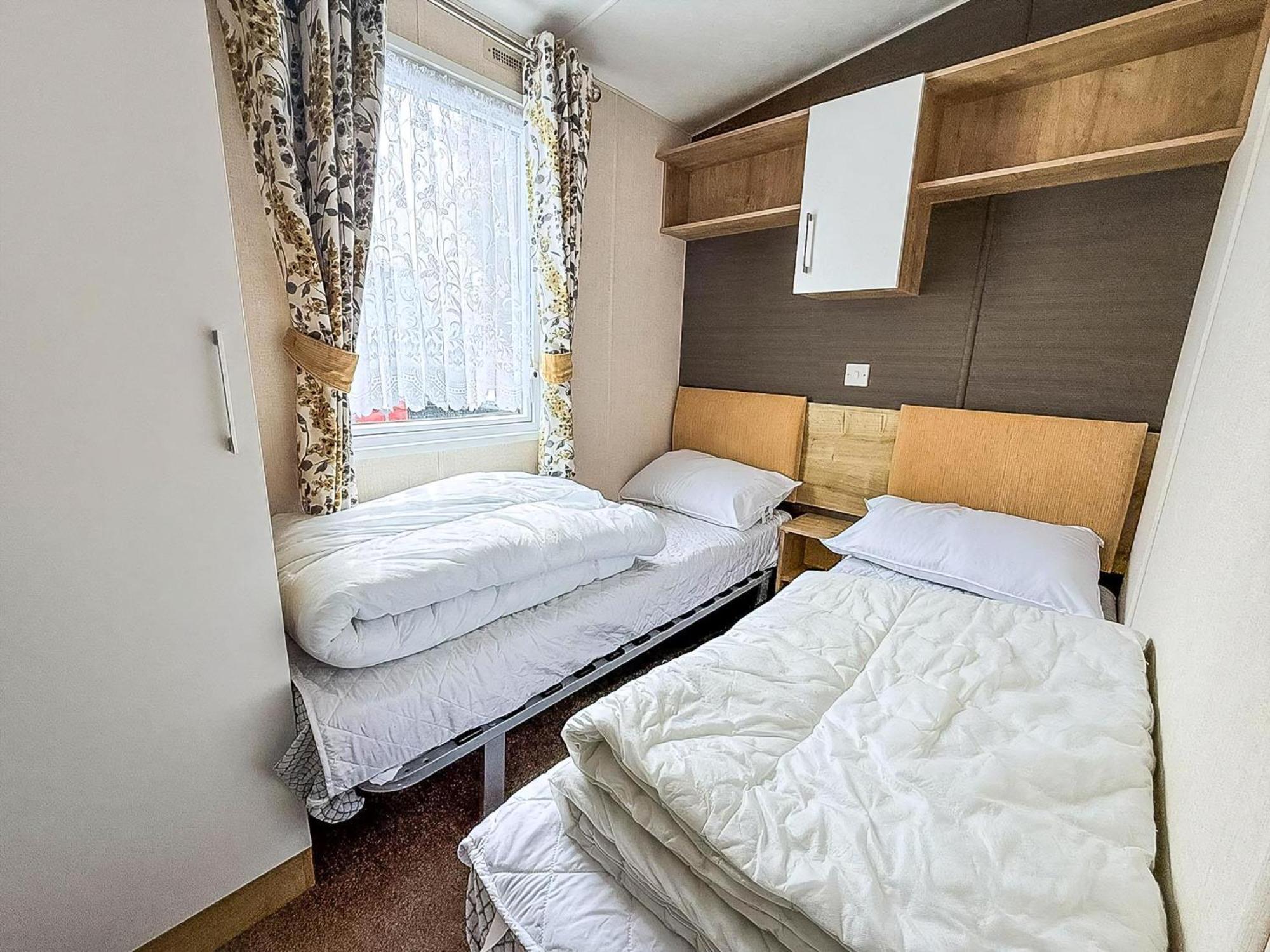 Brilliant Caravan With A Partial Sea View In Suffolk Ref 32026Az Lowestoft Buitenkant foto