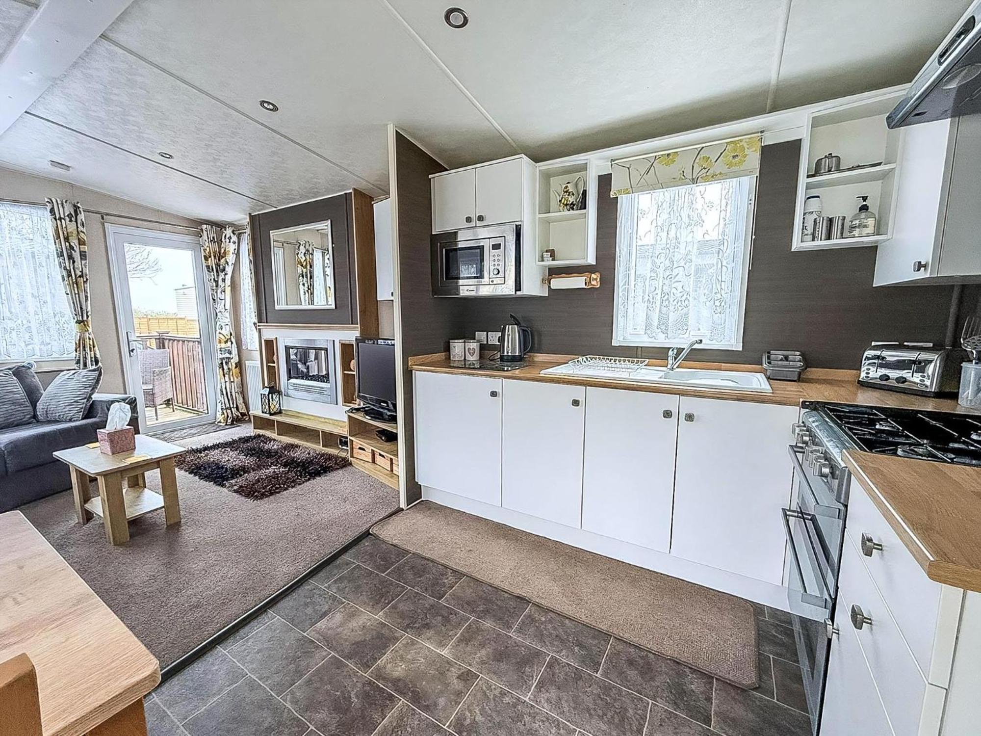 Brilliant Caravan With A Partial Sea View In Suffolk Ref 32026Az Lowestoft Buitenkant foto